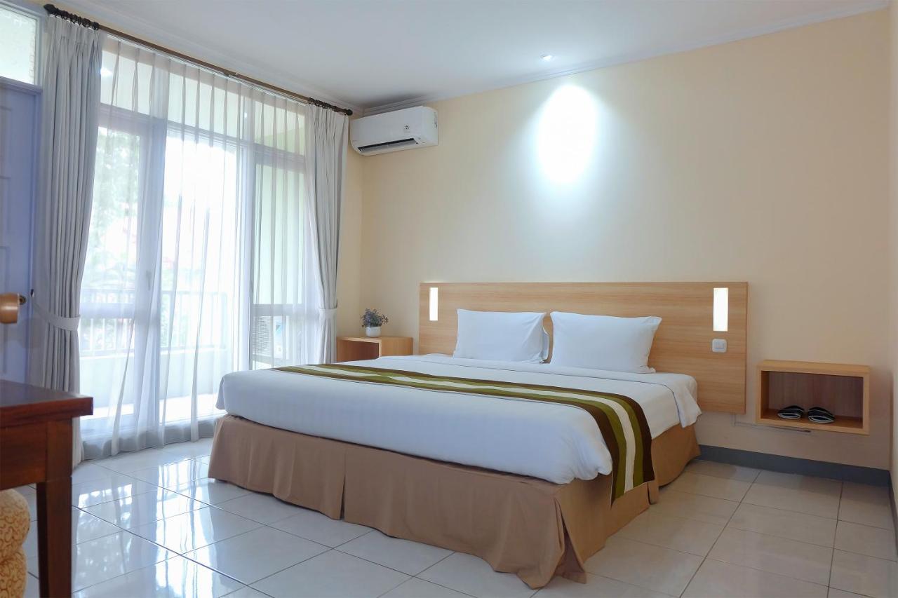 Whiz Prime Hotel Darmo Harapan Сурабая Экстерьер фото
